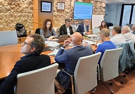 De frente, de derecha a izquierda, el gerente de Cadasa, Manuel Gutiérrez; el consejero de Movilidad, Medio Ambiente y Gestión de Emergencias, Alejandro Calvo, y la directora general del Agua, Vanesa Mateo.