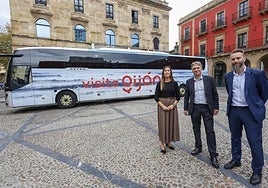 Ángela Pumariega, Quintin Fernández y Daniel Martínez Junquera posan junto a uno de los autobuses de la campaña de promoción.