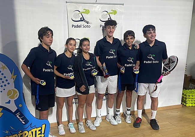 Foto de los campeones de la Copa de Menores, del Pádel Soto.