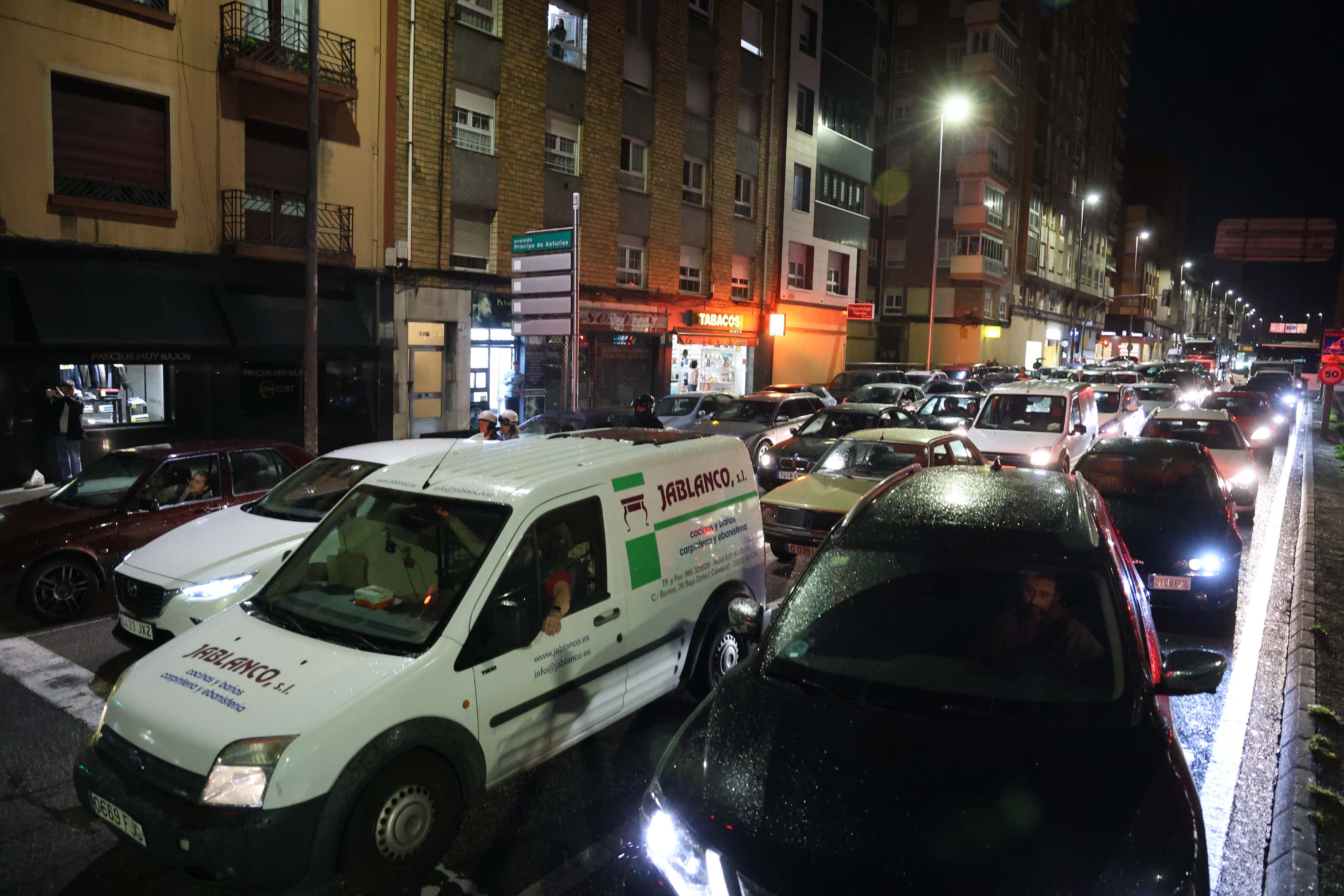 Largas colas de vehículos en la avenida Príncipe de Asturias, durante los cortes de tráfico de la concentración vecinal en Gijón.