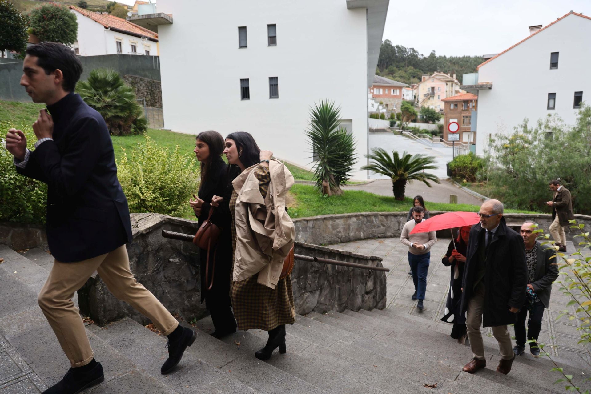 La iglesia de San Esteban en Muros del Nalón da su último adiós al magistrado Martín del Peso