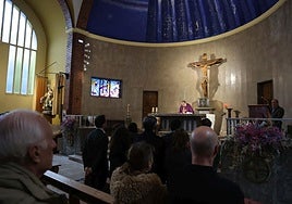 La iglesia de San Esteban en Muros del Nalón da su último adiós al magistrado Martín del Peso