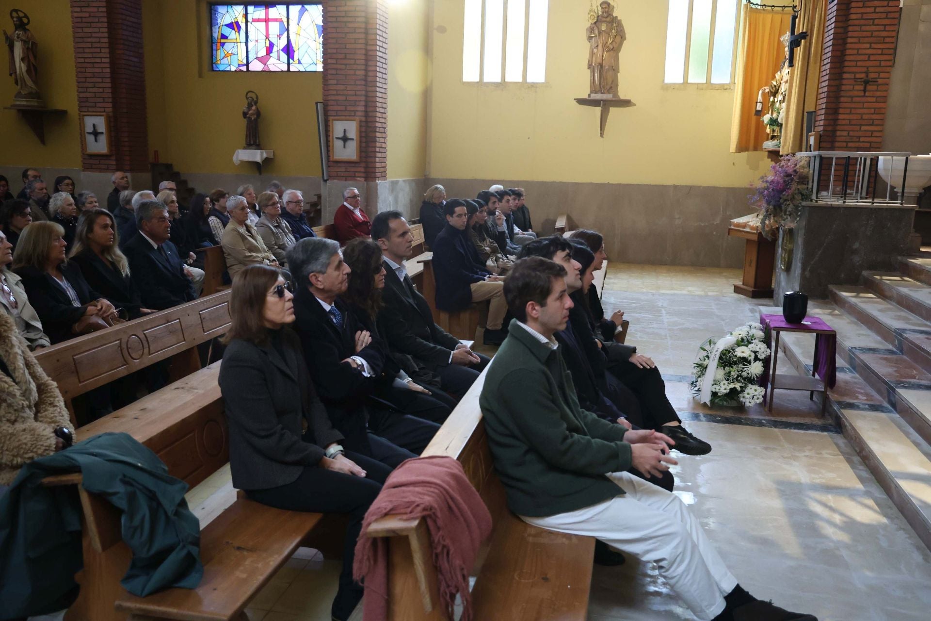 La iglesia de San Esteban en Muros del Nalón da su último adiós al magistrado Martín del Peso
