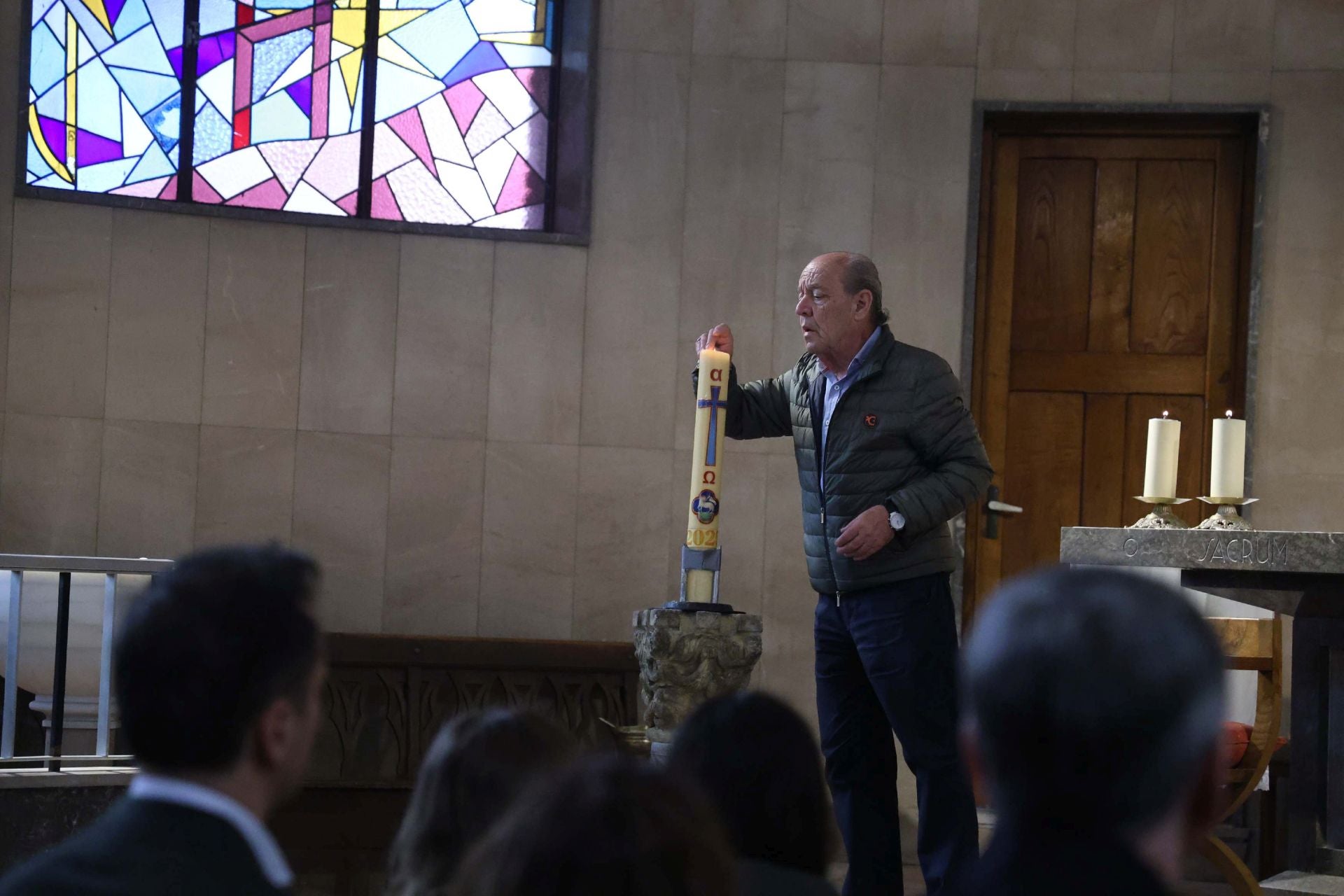 La iglesia de San Esteban en Muros del Nalón da su último adiós al magistrado Martín del Peso