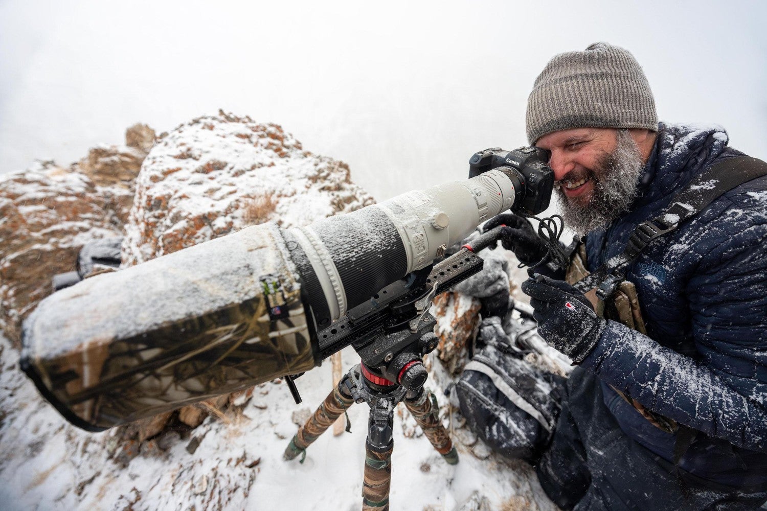 Amit Eshe (fotógrafo de vida salvaje) y el leopardo de las nieves son los protagonistas de la cinta Hidden Spirit que se proyecta el jueves 13 de noviembre.