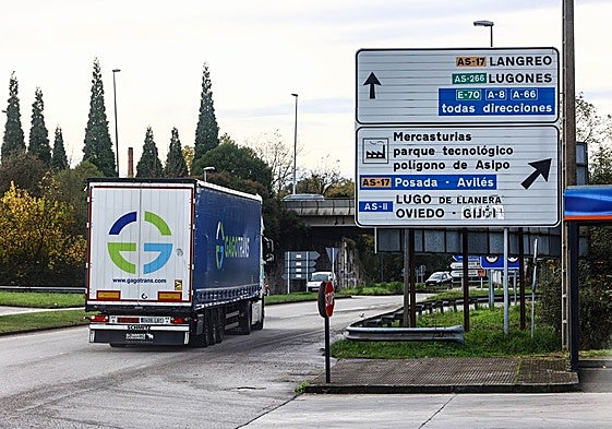 Acceso a uno de lo spo´ligonos industriales de Llanera, en pleno centro de la región.