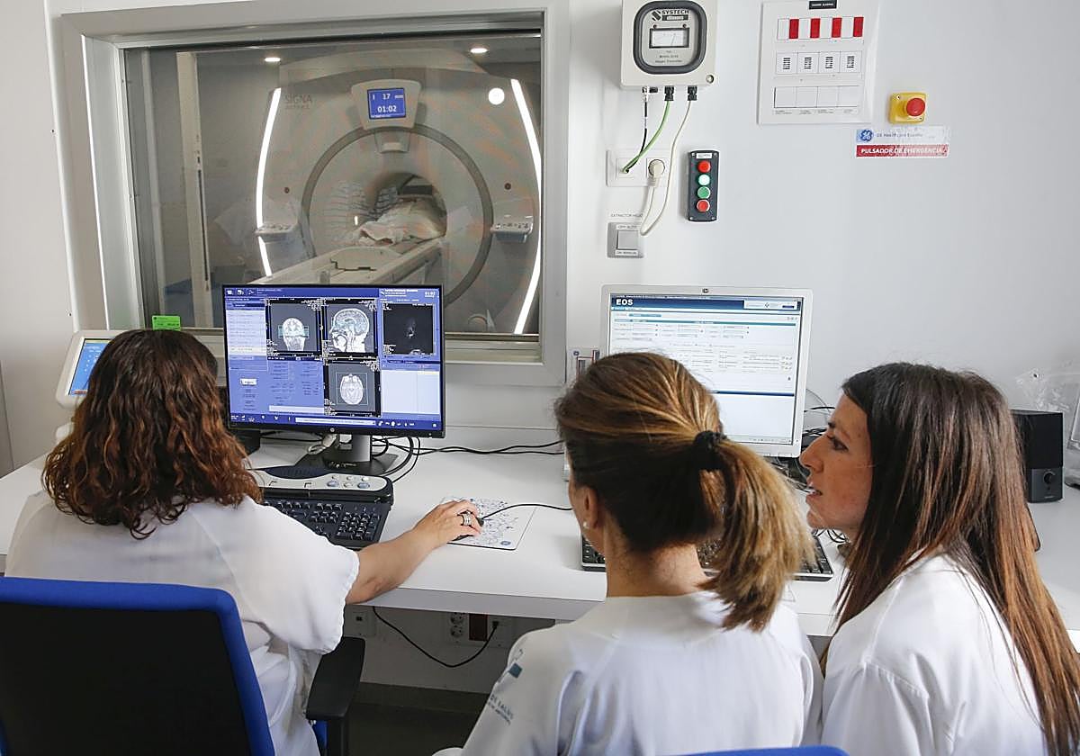 Un paciente se somete a una resonancia en el HUCA.