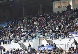 Público en la grada de Juan Ochoa del Suárez Puerta el pasado domingo en el partido ante el Arenteiro.