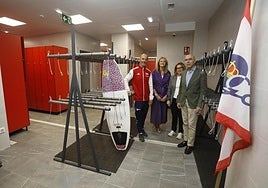 Fernando Ferrao, Nuria Pulgar, Elena Martín y Joaquín Miranda, en las nuevas instalaciones del Grupín dedicadas al surf.