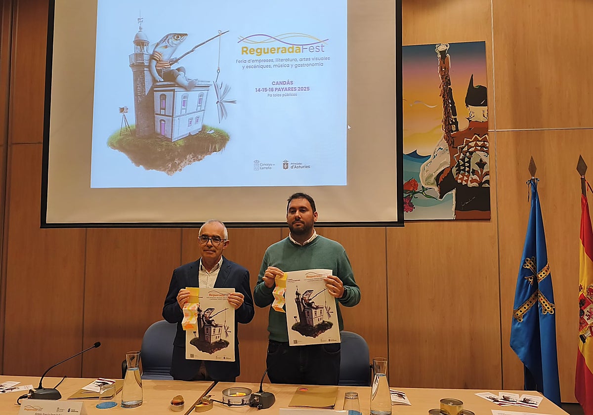 El director general de Acción Cultural y Normalización Llingüística, Antón García, y el concejal de Cultura de Carreño, David González.