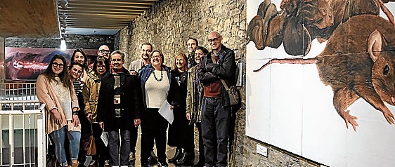 Vanesa, Eva, Ángel Quirós, Cecilia, Óscar, Montse, Amor, Mónica, Beti, Pedro, Lucía y Judith, de la Fundación Vinjoy, junto a Carlos Barral (director de Fiasco) y la edil mierense Nuria Ordóñez