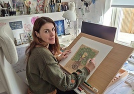 Lara del Rivero dibujando en su casa de Dublín.