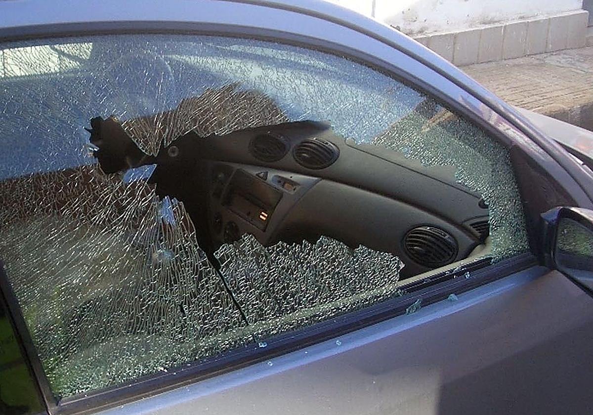 Imagen de archivo de un cristal de un coche roto.