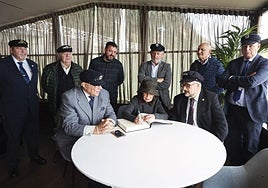 Miembros de la Cofradía Buena Mesa de la Mar junto a los premiados en el Real Balneario de Salinas.