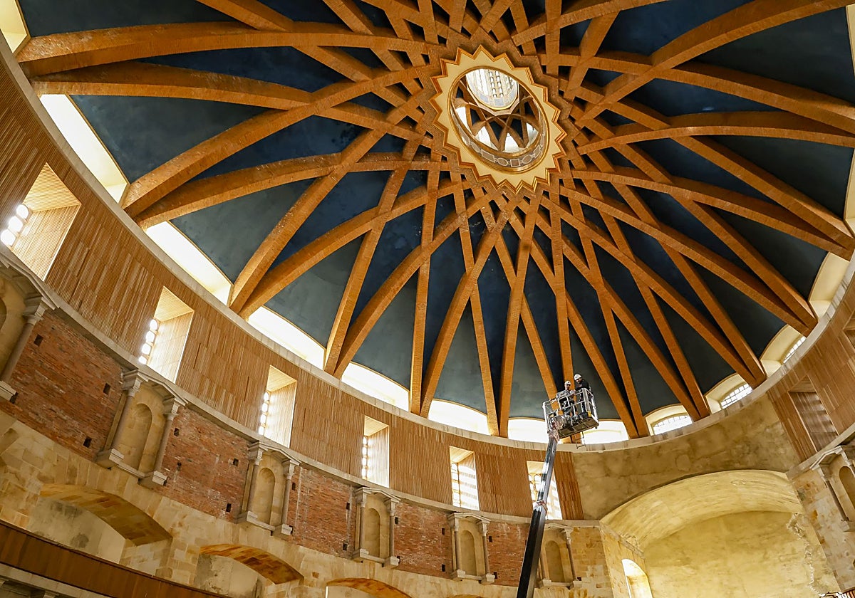 La cúpula de la iglesia de la Laboral se encuentra en la última fase de su reforma, que se espera que finalice en las próximas semanas.