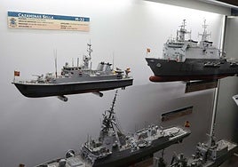 Isaac Cuello muestra un trozo de vidriera a los visitantes de la Delegación de Gobierno.