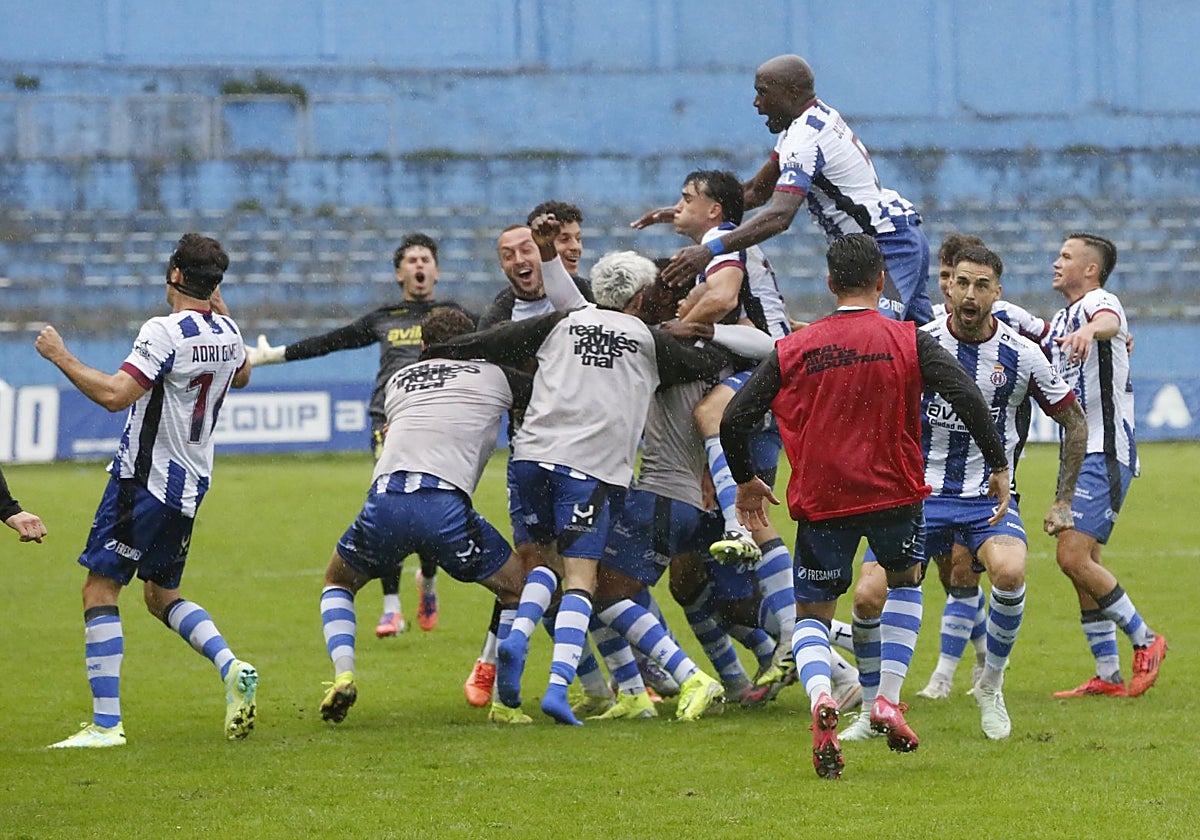 Los jugadores del Real Avilés hacen piña para celebrar el gol de Raúl Hernández al Talavera en el Suárez Puerta.