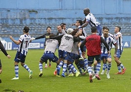 Los jugadores del Real Avilés hacen piña para celebrar el gol de Raúl Hernández al Talavera en el Suárez Puerta.