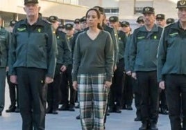 Mercedes González Fernández en un acto solemne vistiendo lo que algunos han denominado 'pijama'.