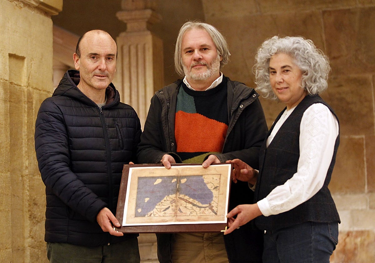 El director general de Patrimonio, Pablo León; el arqueólogo e investigador Iván Muñiz, y la directora del museo Arqueológico, María Antonia Pedregal.