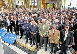Pablo Junceda, en el centro, junto al resto de directivos de Banco Sabadell de Asturias, Galicia y Castilla y León.