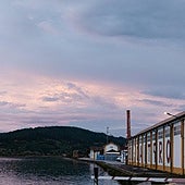 La ría de Villaviciosa, a la altura de la bodega del Grupo El Gaitero.