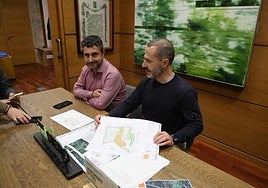 El alcalde de Siero muestra un plano de los terrenos donde se ubicará la futura ciudad deportiva del Real Oviedo.