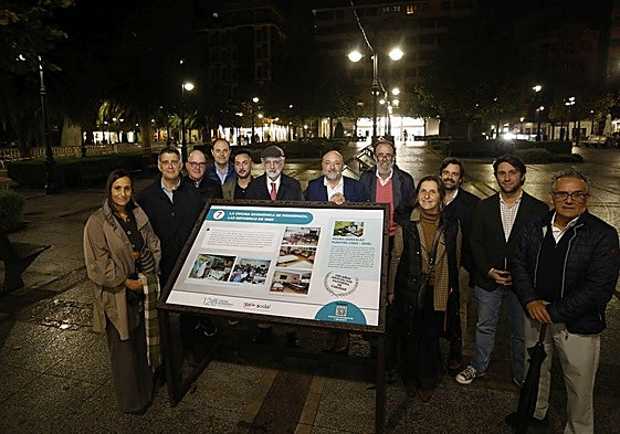 Guzmán Pendás, Ignacio Blanco y miembros y colaboradores de la Asociación Gijonesa de Caridad posan junto a la exposción que repasa en Begoña sus 120 años de historia.