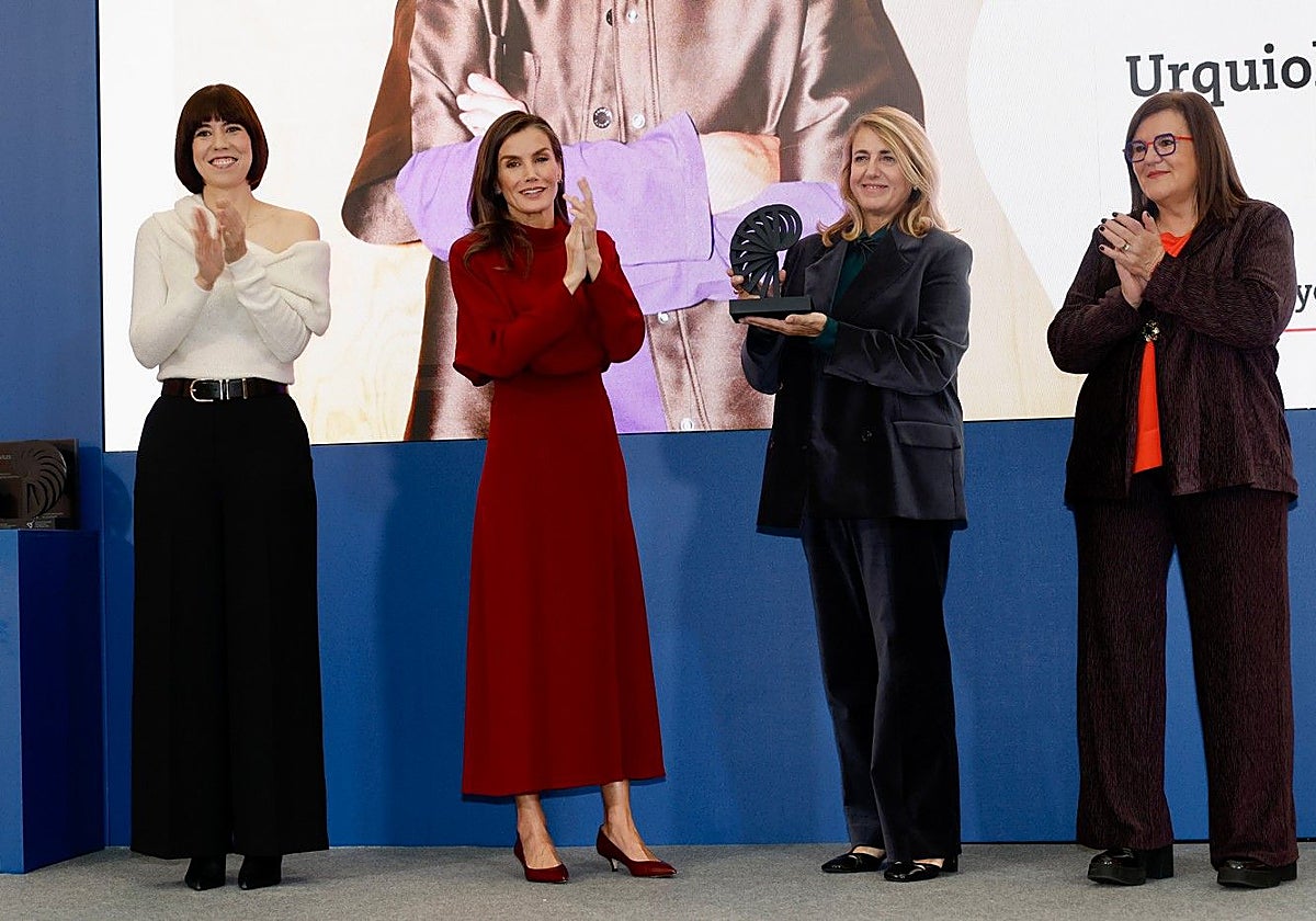 La Reina entrega el Premio Nacional de Diseño 2025 modalidad de Trayectoria en Diseño a Patricia Urquiola.