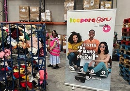 Jaulas llenas de residuos textiles listos para ser tratados en el centro sierense.