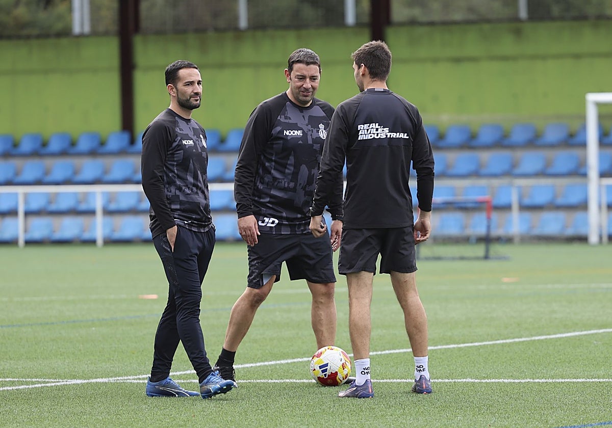 Vidal, en La Toba el miércoles junto a su ayudante Deus y al preparador físico Hugo Laviana.