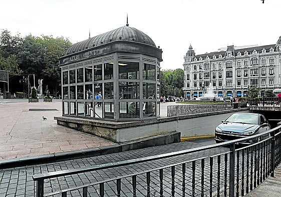 Un coche sale del aparcamiento subterráneo de La Escandalera, pendiente de una gran remodelación.
