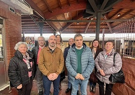 El diputado Pedro de Rueda, en la estación de ancho métrico de Pravia.