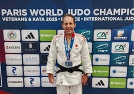 Raúl García posa con su medalla de plata.