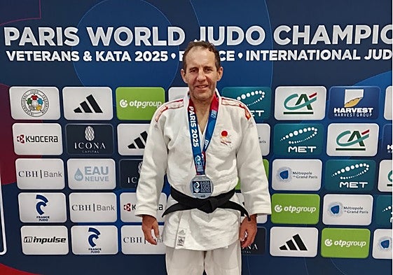 Raúl García posa con su medalla de plata.