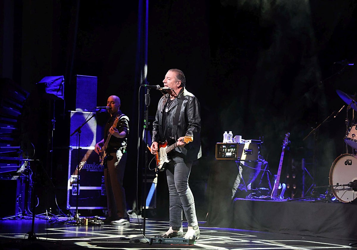 Carlos Goñi, de Revólver, entregado a su público en el Teatro Filarmónica.