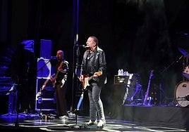 Carlos Goñi, de Revólver, entregado a su público en el Teatro Filarmónica.