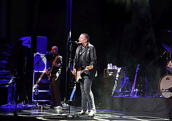 Carlos Goñi, de Revólver, entregado a su público en el Teatro Filarmónica.