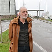 Manuel Cañete, en la entrada de acceso al puerto de El Musel.