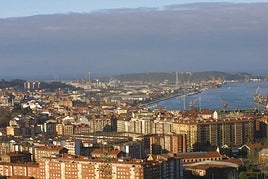 Vista general de Avilés desde la ermita de La Luz en el año 2005.
