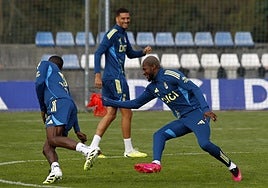 Sibo persigue a Baily durante un ejercicio con David Carmo en segundo plano.