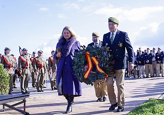 Corona de laurel en memoria de los fallecidos del COE-72 que se depositó ante el monolito inaugurado en el parque del Cabo San Lorenzo, en Gijón.