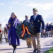 Corona de laurel en memoria de los fallecidos del COE-72 que se depositó ante el monolito inaugurado en el parque del Cabo San Lorenzo, en Gijón.
