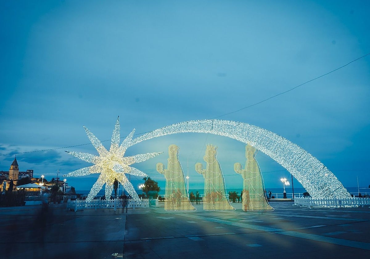 Imagen principal - En las imágenes se puede ver la 'Estrellona' del Náutico, con los tres Reyes Magos; la plaza de Europa y la plaza Mayor con el arbolón y los renos suspendidos.