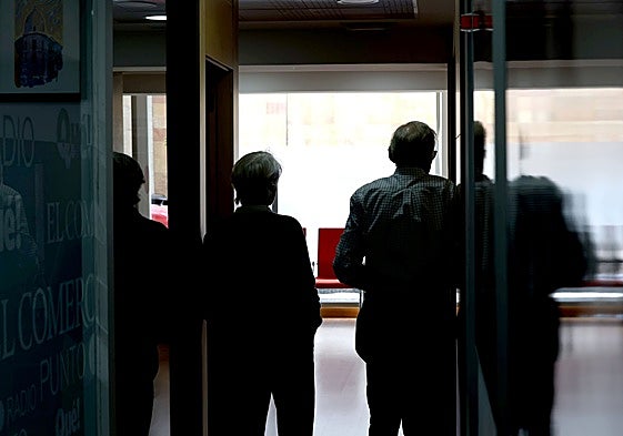 Ana y Pablo, miembros de Alcohólicos Anónimos. Ambos llevan décadas sin beber y siguen en el colectivo.