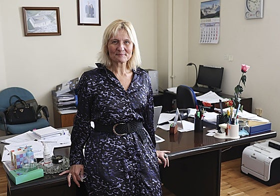 Emma Álvarez, directora del IES de La Ería, en su despacho.