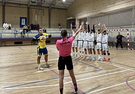 Los jugadores del Horizonte ponen una barrera en un golpe franco a favor del Maravillas.