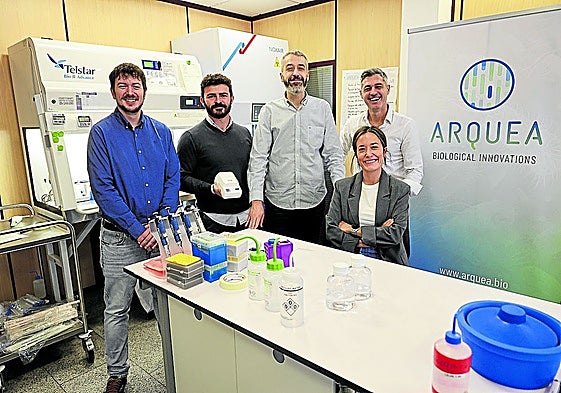 Isaac Tamargo, Marcos Riestra, Fernando García Osorio, Luis Polo y Claudia Fuente, en el laboratorio de