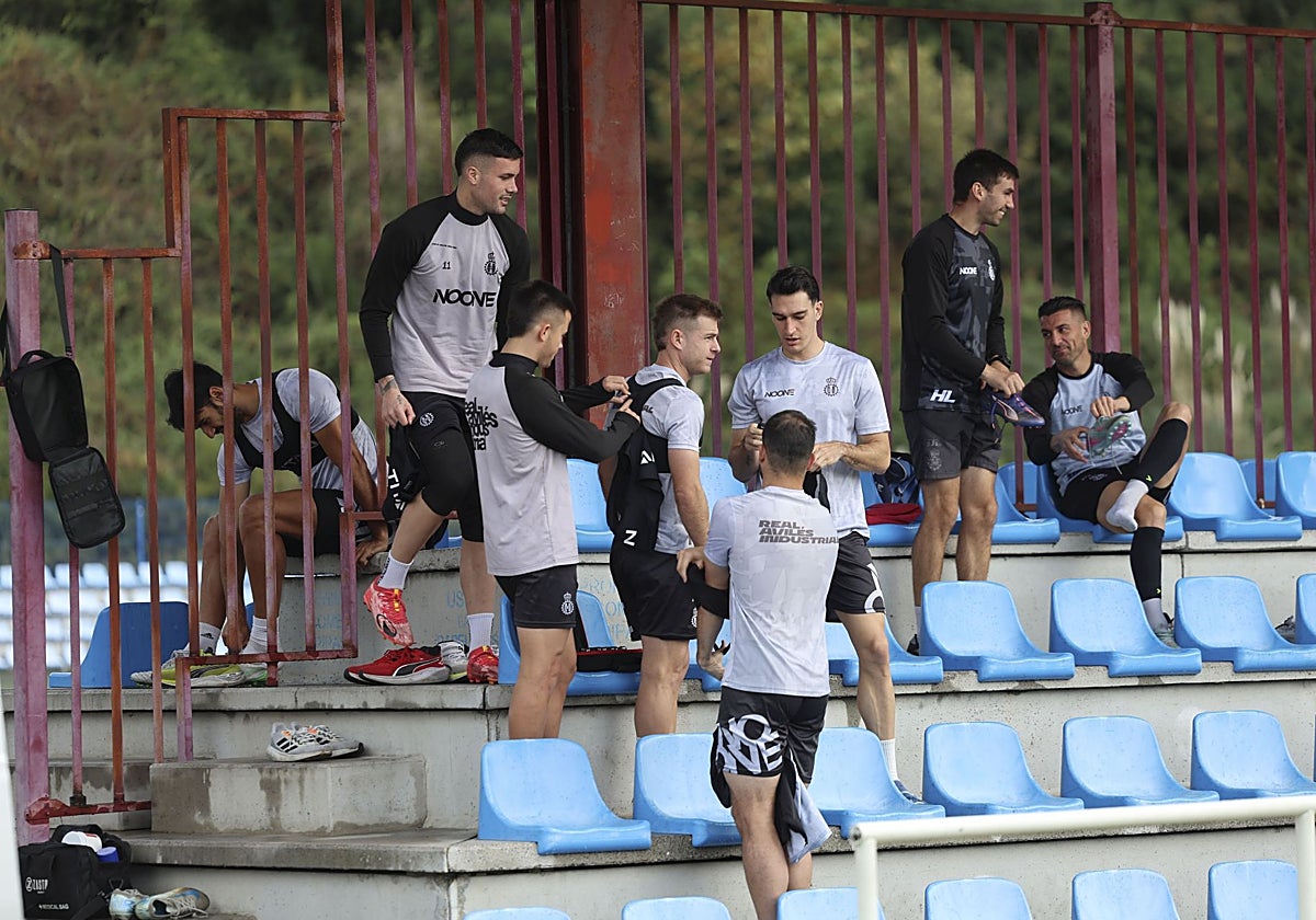 Los jugadores del Real Avilés, antes del entrenamiento del jueves.