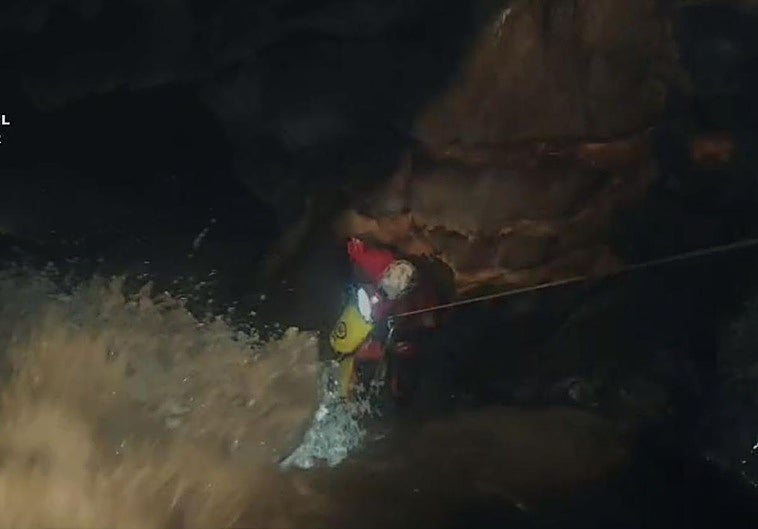Momentos del rescate de dos espeleólogos en la Cueva del Agua, en Onís.